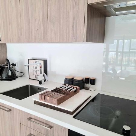 Modern 1 Bedroom Apartment Across From Hagley Park Крайстчърч Екстериор снимка