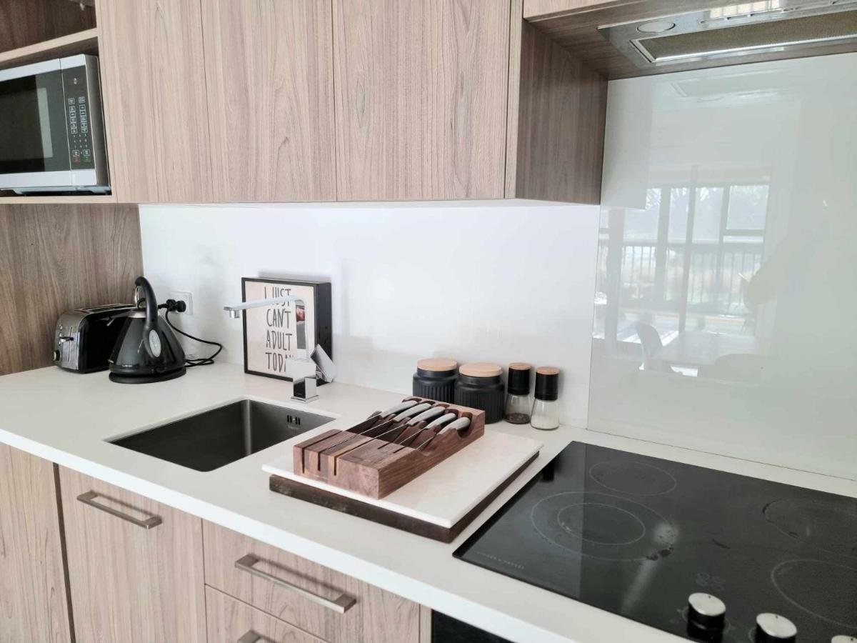 Modern 1 Bedroom Apartment Across From Hagley Park Крайстчърч Екстериор снимка